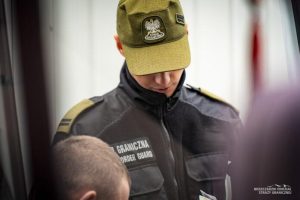 Ukrainiec chciał przekupić strażników granicznych. Podczas kontroli wyciągnął banknot