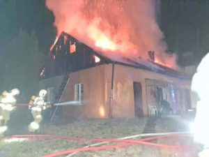 Wielogodzinna walka z żywiołem. Liczne zastępy straży pożarnej w nocnej akcji