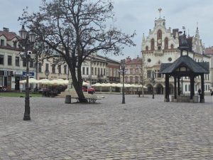 Wiosna wraca na Rynek. Trwa montaż ogródków letnich w sercu Rzeszowa