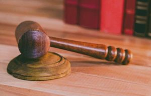 Wyrok w sprawie policjantów z Brzozowa. Sąd w Lesku uznał ich za winnych