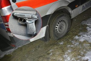 19-letni nożownik sterroryzował mieszkańców. Wcześniej uszkodził karetkę i radiowóz [ZDJĘCIA]