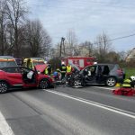 Czołowe zderzenie na DW 886. Śmigłowiec LPR w akcji [ZDJĘCIA]