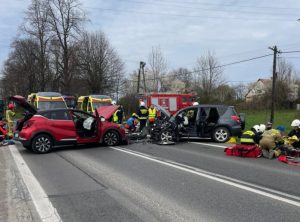 Czołowe zderzenie na DW 886. Śmigłowiec LPR w akcji [ZDJĘCIA]