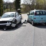 Czołowe zderzenie, za kierownicą 19-latek. Trzy osoby wylądowały w szpitalu [ZDJĘCIA]