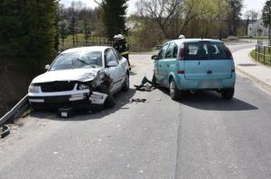 Czołowe zderzenie, za kierownicą 19-latek. Trzy osoby wylądowały w szpitalu [ZDJĘCIA]