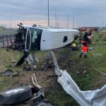 Dramat na A4 w kierunku Rzeszowa. Dachowanie busa, w środku było 9-letnie dziecko [ZDJĘCIA]