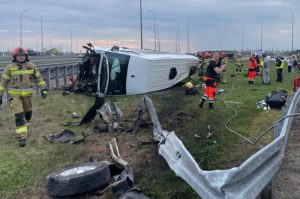 Dramat na A4 w kierunku Rzeszowa. Dachowanie busa, w środku było 9-letnie dziecko [ZDJĘCIA]