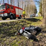 Dramatyczne starcie z prawami fizyki na łuku drogi. Kolejny wypadek motocyklisty [ZDJĘCIA]