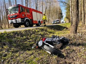 Dramatyczne starcie z prawami fizyki na łuku drogi. Kolejny wypadek motocyklisty [ZDJĘCIA]