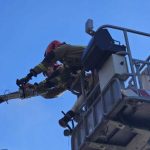 Drzewa na drogach i uszkodzone dachy. Strażacy walczą ze skutkami silnego wiatru