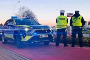 Groźne zdarzenie przy rondzie. Autobus MPK, osobówka i hulajnoga brały udział w kolizji