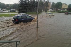 Gwałtowne opady deszczu nadciągają na Podkarpacie. IMGW ostrzega ws. poziomu wody w rzekach