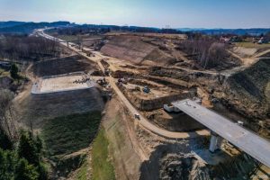 Inżynieryjny majstersztyk na Podkarpaciu. Imponujący zbiornik retencyjny przy trasie S19 [ZDJĘCIA]