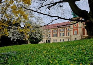 Majówka w Łańcucie: Od nocnego zwiedzania po historyczne pokazy przed zamkiem