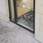 Nocny atak siekierą. 59-letni recydywista zdemolował budynki użyteczności publicznej