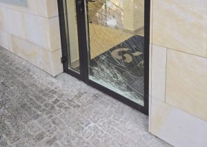 Nocny atak siekierą. 59-letni recydywista zdemolował budynki użyteczności publicznej