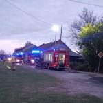 Ogień strawił dach domu. Ponad 20 strażaków w nocnej akcji