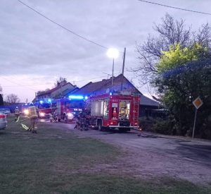 Ogień strawił dach domu. Ponad 20 strażaków w nocnej akcji