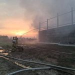 Ogień w sercu Strzyżowa. Podsumowanie nocnej walki z pożarem sortowni odpadów [ZDJĘCIA]
