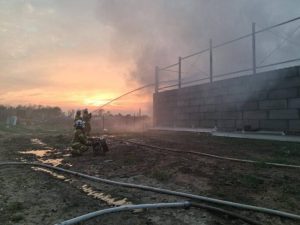 Ogień w sercu Strzyżowa. Podsumowanie nocnej walki z pożarem sortowni odpadów [ZDJĘCIA]