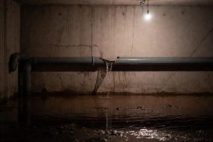 Pęknięta rura sparaliżowała szkołę i przedszkole. Czy jutro dzieci wrócą do placówki?