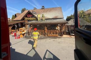 Pożar karczmy w Kraczkowej. Ogień znów uderzył w znane miejsce przy trasie Rzeszów - Łańcut [ZDJĘCIA]