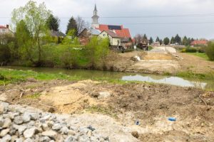 Ruszyła budowa kładki na rzece Strug. To inwestycja za miliony złotych [ZDJĘCIA]