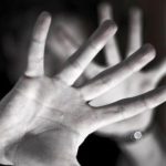 Rzeszów: Bracia dusili własną matkę i grozili jej śmiercią. Wyrok wciąż nie zapadł, sąd odracza decyzję