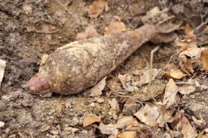 Śmiertelne niebezpieczeństwo ukryte w ziemi. Granat był tuż przy domu [ZDJĘCIA]