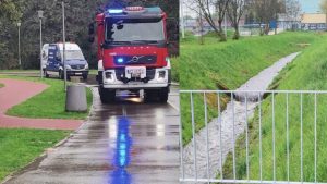 Substancja ropopochodna w cieku wodnym na Bulwarach. Interweniowały służby