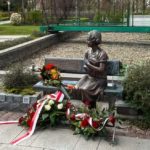 W hołdzie nauczycielce z Rzeszowa. Wyjątkowa ławeczka w Ogrodach Bernardyńskich [ZDJĘCIA]