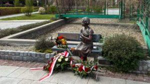W hołdzie nauczycielce z Rzeszowa. Wyjątkowa ławeczka w Ogrodach Bernardyńskich [ZDJĘCIA]