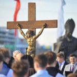 Wielki Piątek w Rzeszowie. Tłumy wiernych na Drodze Krzyżowej w Parku Papieskim [ZDJĘCIA]