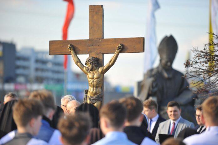 droga-krzyzowa-park-papieski2026-rzeszow (2)