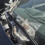 Zagadkowy Opel w centrum Rzeszowa. Za wycieraczką dziesiątki mandatów, a w tle kradzież