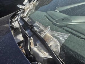 Zagadkowy Opel w centrum Rzeszowa. Za wycieraczką dziesiątki mandatów, a w tle kradzież