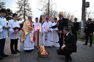 "Zwycięzca śmierci, piekła i szatana". Liturgia Wigilii Paschalnej w rzeszowskich parafiach [ZDJĘCIA]