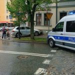 3 promile i zakaz prowadzenia. Kierowca Porsche wbił się w ścianę budynku