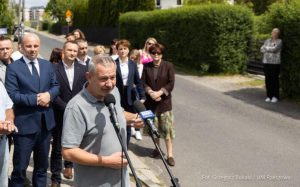 Długo wyczekiwany chodnik na Staromieściu w końcu powstanie. Możliwe poszerzenie drogi [ZDJĘCIA]