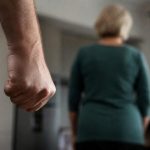 Dusił, bił i groził nożem. 67-latek zamienił życie swojej żony w koszmar