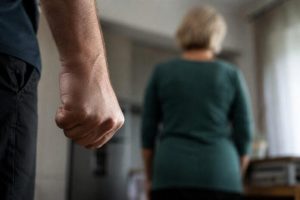 Dusił, bił i groził nożem. 67-latek zamienił życie swojej żony w koszmar