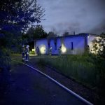 Granica między życiem a śmiercią. Fizyka pożaru widoczna podczas nocnej akcji strażaków [ZDJĘCIA]