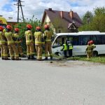 Groźny wypadek busa na Podkarpaciu. Pojazd dachował, trzy osoby w szpitalu [ZDJĘCIA]
