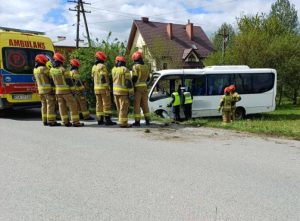 Groźny wypadek busa na Podkarpaciu. Pojazd dachował, trzy osoby w szpitalu [ZDJĘCIA]