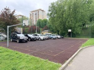 Juwenaliowe parkowanie gdzie popadnie. Zdjęcia hitem internetu [ZDJĘCIA]