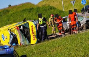 Koszmarny poranek na obwodnicy. W zderzeniu z karetką zginął 83-latek, ratownicy w szpitalu