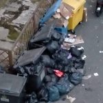Krajobraz po majówce. Śmieciowy tryptyk z rzeszowskiego Rynku