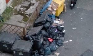 Krajobraz po majówce. Śmieciowy tryptyk z rzeszowskiego Rynku