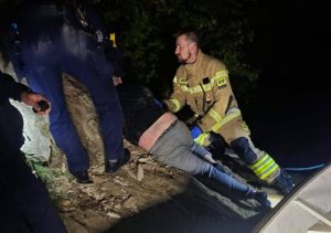 Mężczyzna tonął - policjanci go słyszeli, ale nie mogli znaleźć w ciemnościach