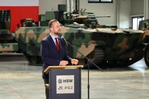 Miliardy trafiły do zbrojeniówki na Podkarpaciu. Są umowy na amunicję, haubice i wozy bojowe [ZDJĘCIA]